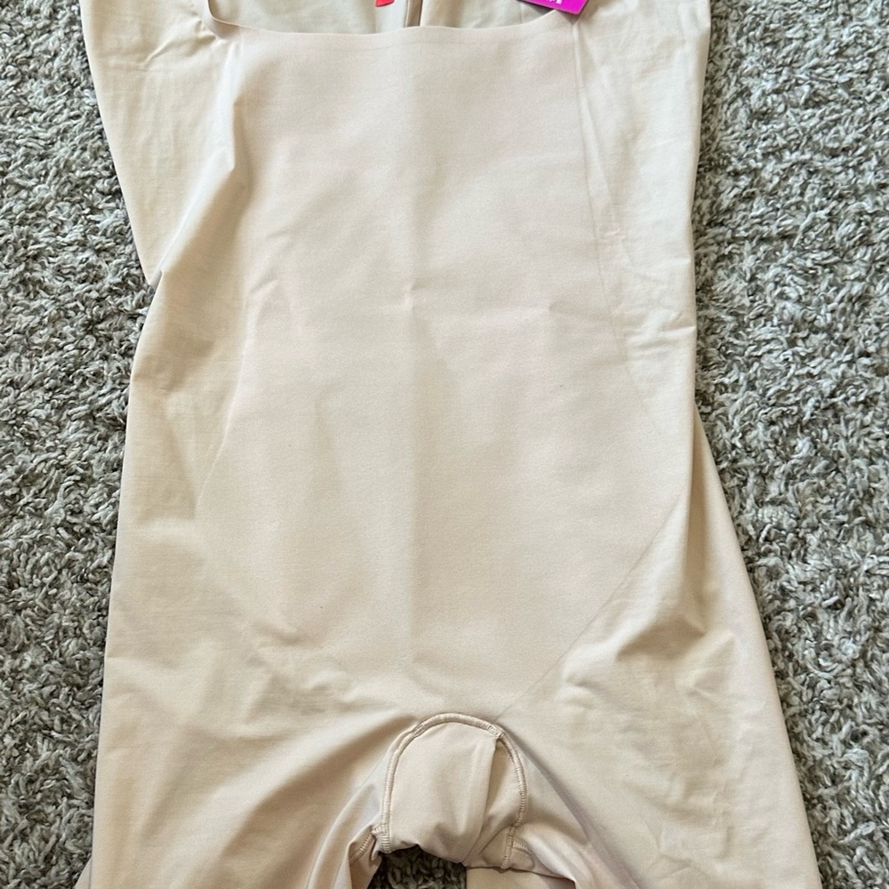 Spanx NWT
NWT SPANXsculpt™ THINSTINCTS Open-Bust Mid-Thigh Bodysuit - Picture 4 of 8
